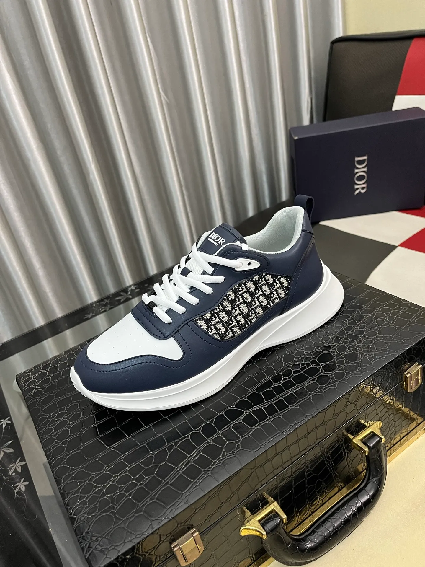 Men's shoes💰: 380⌚️⌚️[Dior] Dior's new men's genuine leather casual shoes, the highest version on the market, any comparison is welcome🆚! The original leather has excellent texture and is super high-end! Fetal sheep net lining imported from Italy, removable pad! Luxurious materials and fine workmanship, highly recommended! Code number: 38-445️⃣Colors available